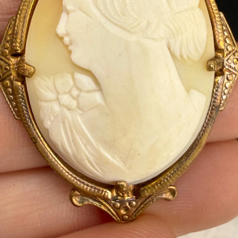 Vintage Cameo Brooch Gold Tone Carved Shell